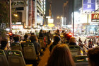 夜の香港をオープントップバスから見下ろす