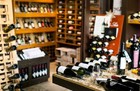 店内はレアなワインまで品揃い豊富。ソムリエに話を聞きましょう。