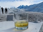 氷河トレッキング後は、氷河入りのウイスキー！