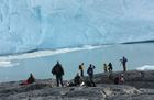 間近で眺める巨大な氷河は圧巻です。