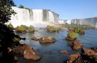 運が良ければ、イグアスの滝の水しぶきでできた虹が見られます。