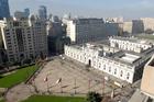 真っ白な建物がうつくしいサンティアゴ中心のモネダ宮殿。