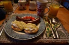朝食のエッグベネディクトとソーセージ