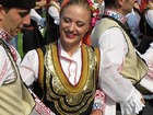 ブルガリア伝統衣装を身にまとうダンサーたち。