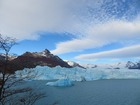 ペリトモレノ氷河は世界で3番目に大きい氷河。運が良ければ、氷河の崩落の瞬間が見られます。