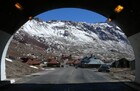トンネルから見るアンデスの山々の絶景