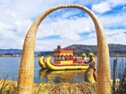 ウロス島の伝統の藁でできた船、トトラ