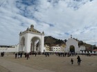 ボリビアだけではなくペルーの人々も集う地元の教会。