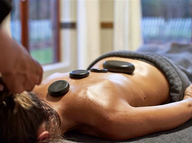 ロッジ内のスパでマッサージやリラクゼーションを体験