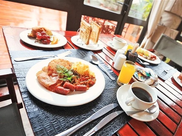 4スターロッジの滞在で、サファリも食事もお楽しみください