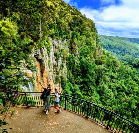 パーリングフォールズを背景に記念撮影