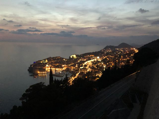 夜はオレンジ屋根の景色から一変
