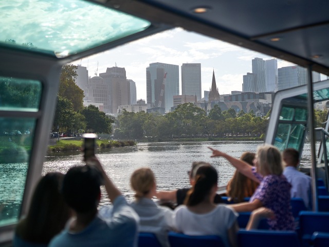 大きな窓とサンデッキ付きの快適な船