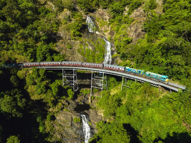 車窓から現れる迫力の滝！大自然の中を走るキュランダ列車