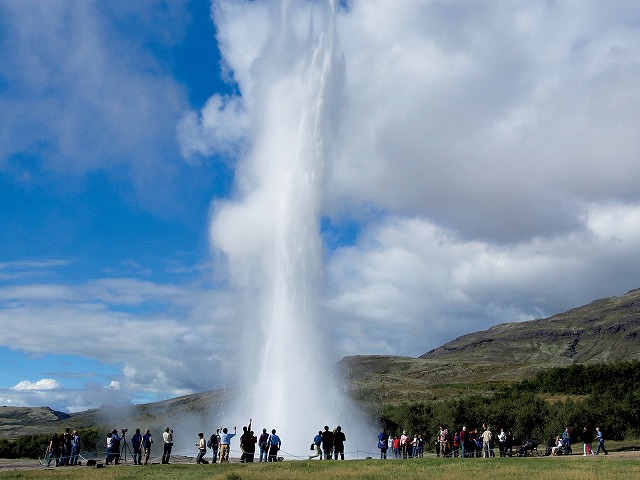 ゲイシール地熱地帯の間欠泉は圧巻