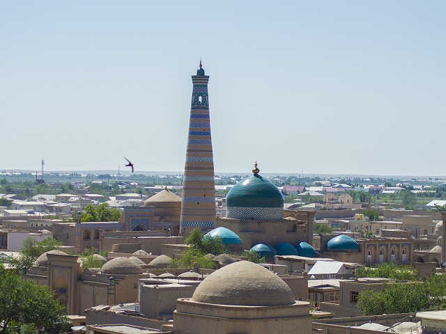 ヒヴァのイチャン・カラでミナレットを鑑賞
