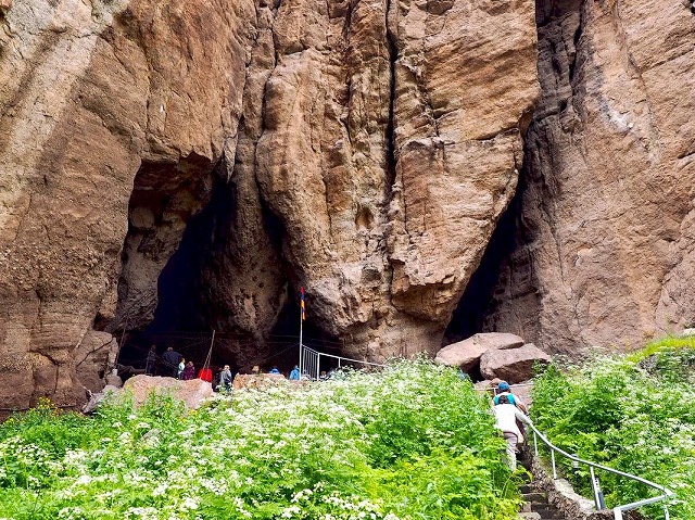 古代の生活跡が見られるアレニ1洞窟