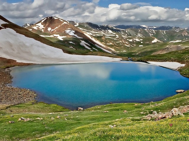 アラガツ山斜面に位置する淡水湖、カリ湖