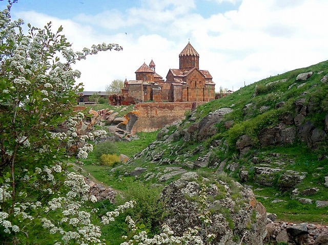 アラガツ山の谷間に位置するハリチャヴァンク修道院