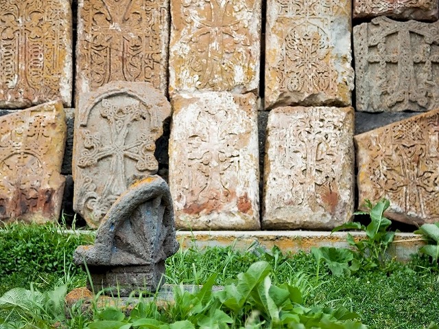 セヴァン湖湖畔のセヴァナバンク修道院を散策