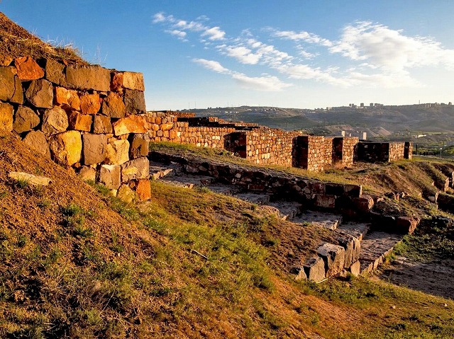 市内の要塞を散策