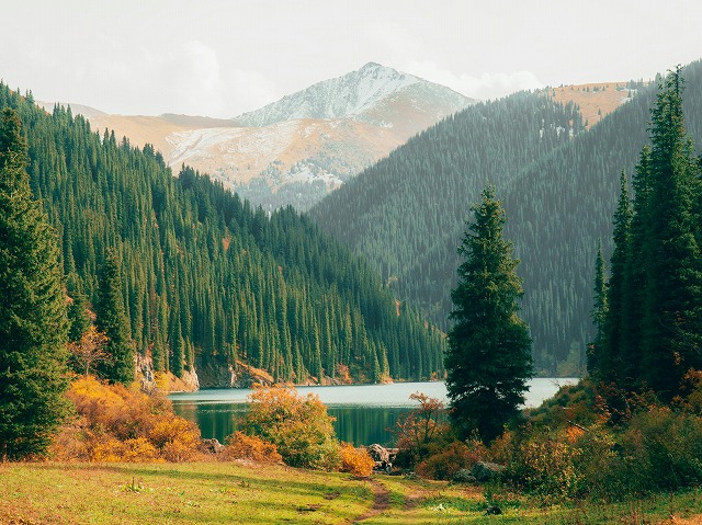 季節により異なる景観が楽しめるコルセイ湖
