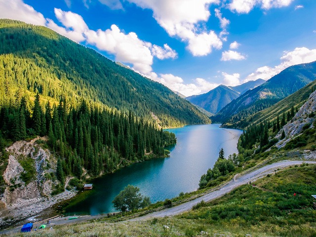 季節により異なる景観が楽しめるコルセイ湖