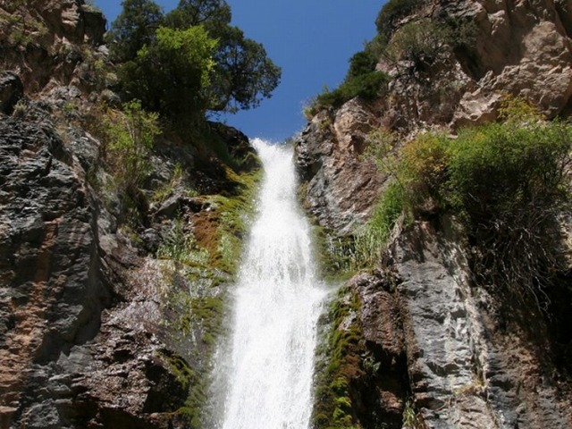 ケゲティ渓谷で滝を目指してハイキング