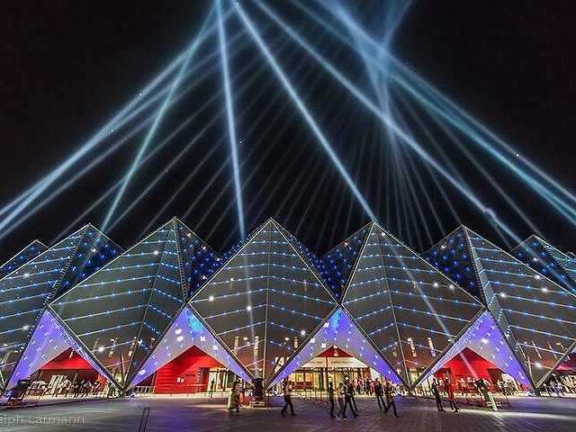 近代的なバクーの街並みと夜のライトアップ