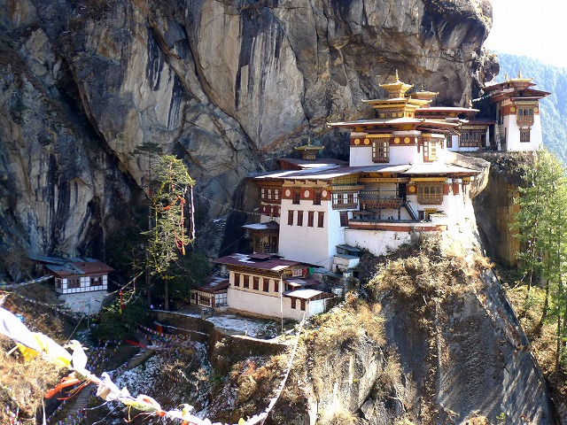 厳しい道のりを越えて、タクツァン僧院を訪問