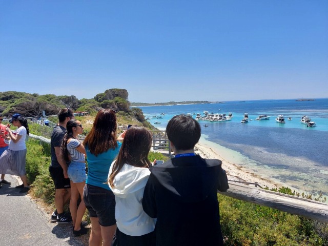 バスで島内の見どころを観光