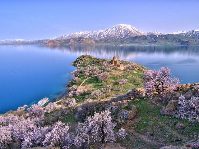 アルメニア最大の湖、セヴァン湖の絶景
