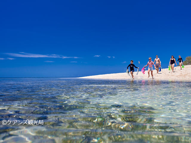 グリーン島の遠浅ビーチは海水浴に最適!