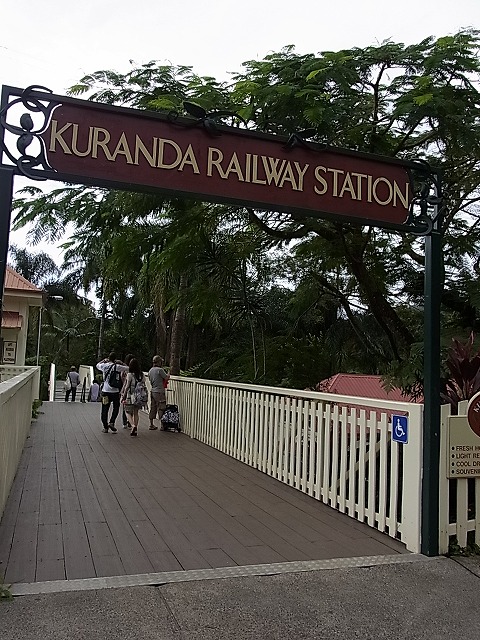 列車のキュランダ駅入り口。