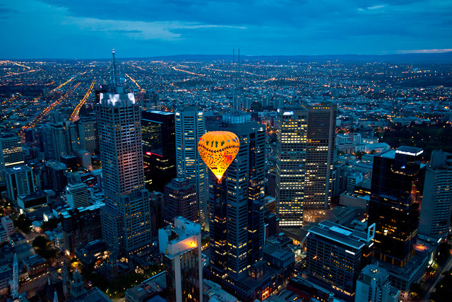 大都会を塗って熱気球が進んでいく
