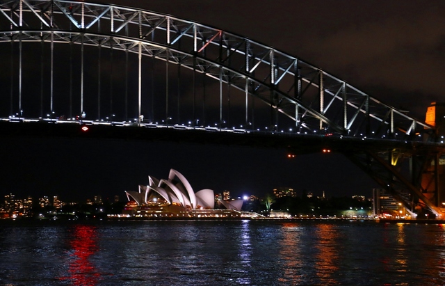 シドニーの夜景に浮かび上がるオペラハウス