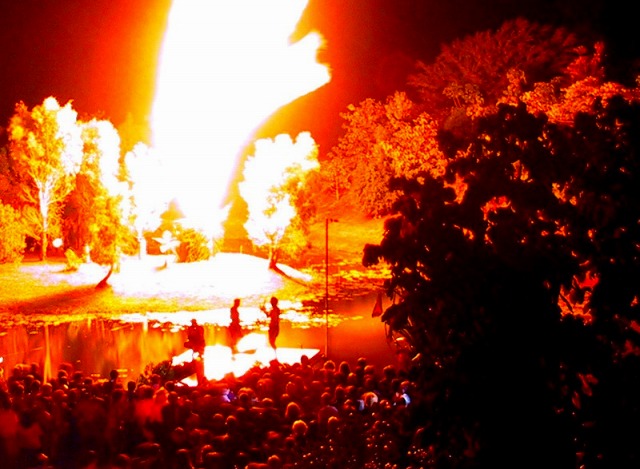 迫力満点、アボリジニ伝統の火おこしの儀式