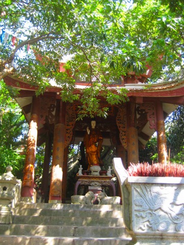 タイ寺の251段の石段の先には多くの寺院があります。