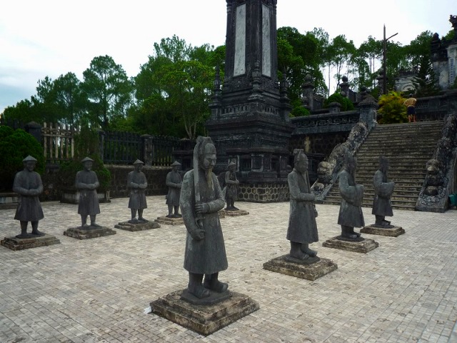 帝廟を見守る石像
