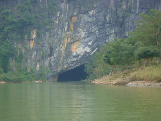 フォンニャ洞窟入り口へはボートで
