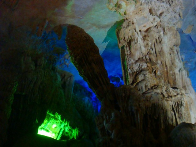 ライトアップされたフォンニャ洞窟の鍾乳洞