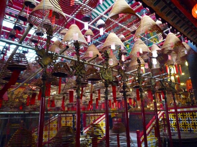 線香も珍しい香港式寺院