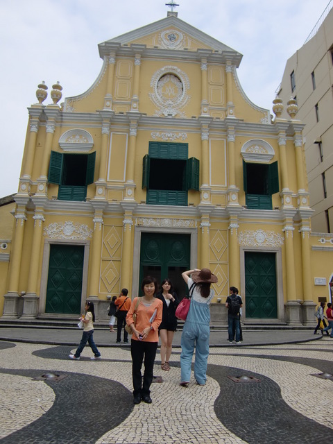 黄色い建物が可愛い聖ドミニコ教会
