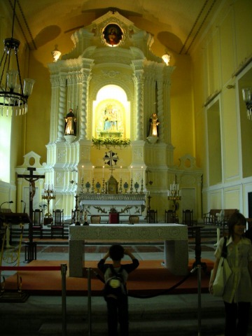 聖ドミンゴ教会は内部もレモンカラーで統一