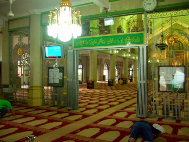 神聖な雰囲気の「サルタンモスク」