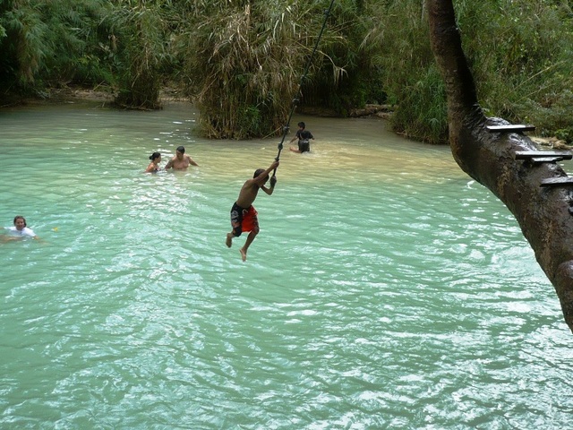 絶景クアンシーの滝で地元の子供と一緒に水遊び