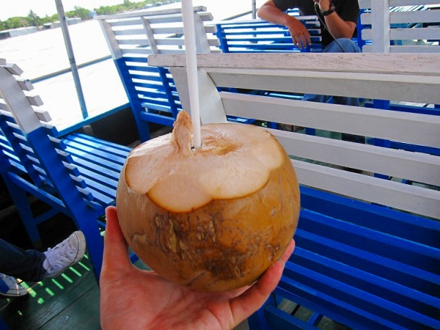 船に乗ったら新鮮なココナツが登場