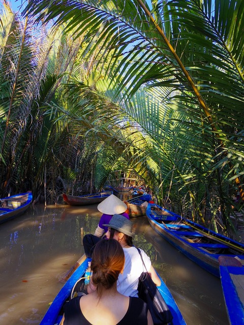 ベトナム人の漕ぎ手が狭い川を器用に進みます