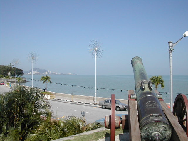 ジョージタウンの北東端、海に向かう大砲