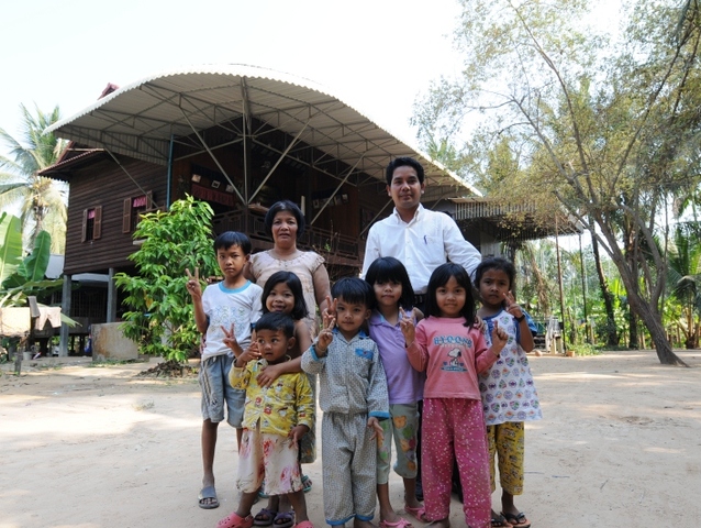 伝統的な高床式民家でカンボジアの生活を見学